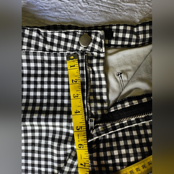Forever 21 Black and White Checker Print Shorts Size 26 - Picture 6 of 9